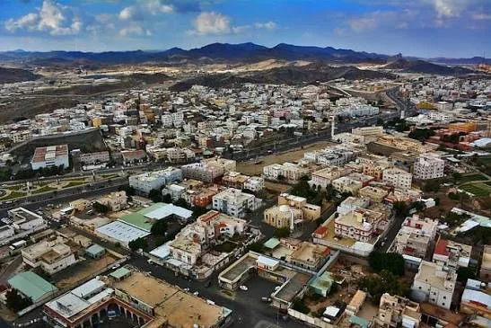Elevated view of Taif and surrounding mountains.