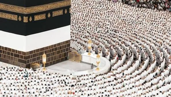 Pilgrims circling the Kaaba in Makkah.